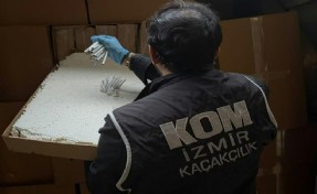 İzmir'de 2 milyon 160 bin dolu makaron ele geçirildi: Minibüsü depo olarak kullanmışlar!
