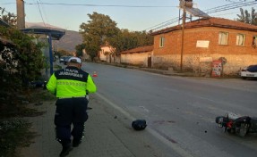 İzmir'de korkunç kaza kamerada: Motosiklet traktöre ardından durağa çarptı