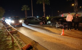 İzmir'de zincirleme kaza! 8 araç birbirine girdi: 4 kişi yaralandı