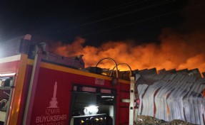 İzmir'deki kereste deposunu kül eden yangın!