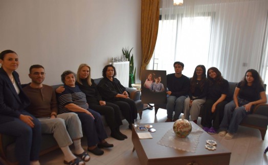 İzmir depreminde kaybettikleri ikizlerin arkadaşları, annelerini yalnız bırakmadı