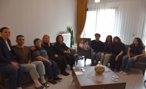 İzmir depreminde kaybettikleri ikizlerin arkadaşları, annelerini yalnız bırakmadı