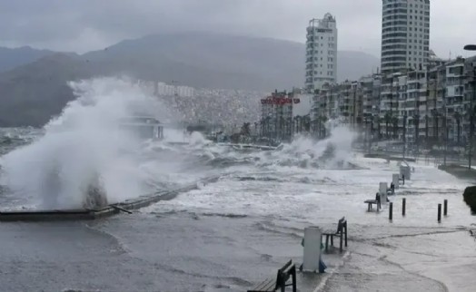 İzmir'e sarı kodlu uyarı: O ilçeler için fırtına alarmı!