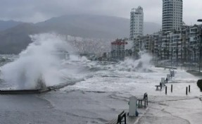 İzmir'e sarı kodlu uyarı: O ilçeler için fırtına alarmı!