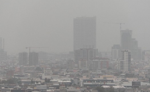 İzmir'i sis bulutu kapladı