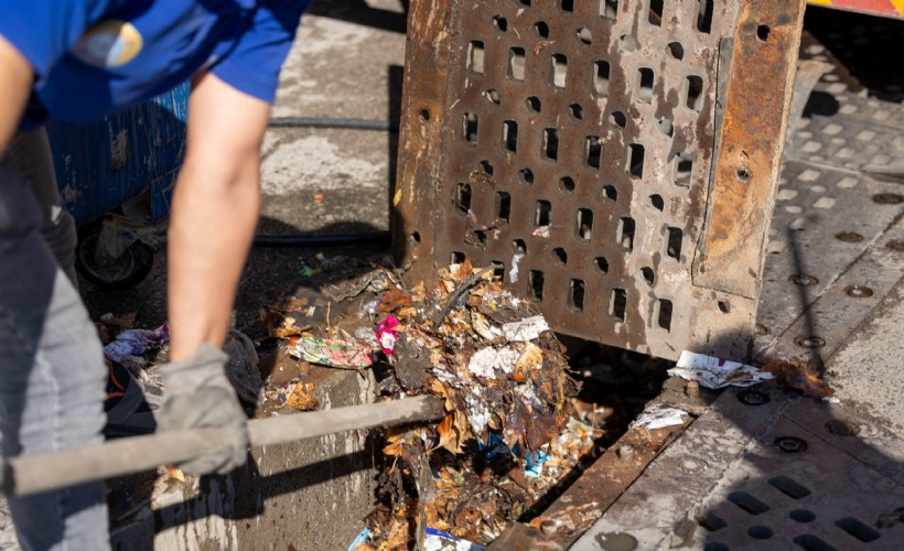 İzmir kışa hazırlanıyor: 11 ilçede ızgaralar temizlendi