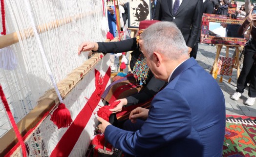 İzmir’de Cumhuriyet coşkusu başladı: Bayrağa ilk ilmek Vali Elban’dan