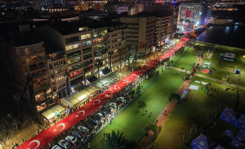 İzmir’de gökyüzü ışıl ışıl: Cumhuriyet'in 103’üncü yılı coşkuyla kutlandı