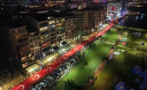 İzmir’de gökyüzü ışıl ışıl: Cumhuriyet'in 103’üncü yılı coşkuyla kutlandı