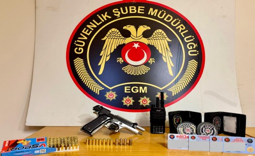 İzmir’de sosyal medyada polis armasıyla silah teşhiri yapan şüpheliye gözaltı