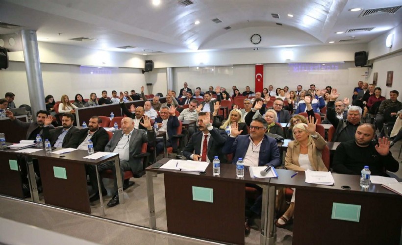 Karşıyaka Belediye Meclisi'nde şok istifalar! 4 meclis üyesi partisinden istifa etti