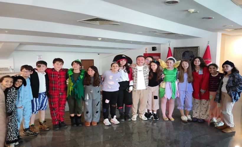 Karşıyaka Belediye Tiyatrosu perde açtı
