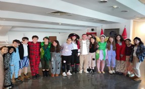 Karşıyaka Belediye Tiyatrosu perde açtı