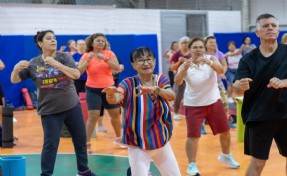 Karşıyaka'da spor salonlarında ücretsiz sabah aktiviteleri başladı