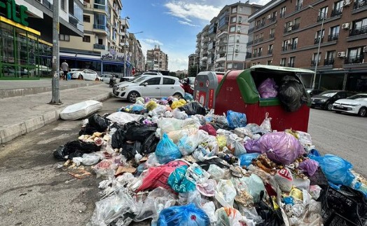 Karşıyaka'nın her yeri çöp içinde!