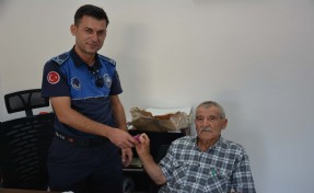 Kıbrıs gazisi bulduğu poşet içindeki altınları zabıtaya teslim etti