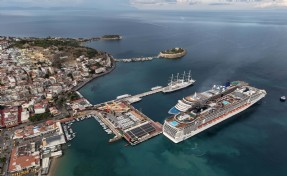 Kuşadası denizden tam 6 bin turist geldi