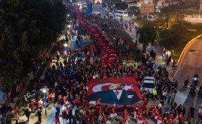 Kuşadası'nda 250 metre uzunluğunda Türk bayrağı taşındı