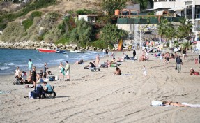 Kuşadası'nda ekim ayında turistlerin deniz keyfi