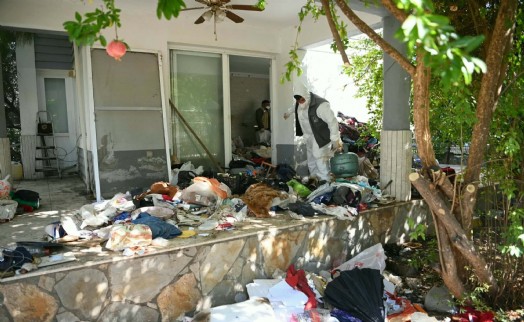 Kuşadası’nda 3 katlı evden 6 kamyon çöp çıktı