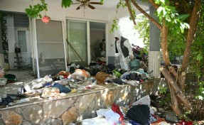 Kuşadası’nda 3 katlı evden 6 kamyon çöp çıktı