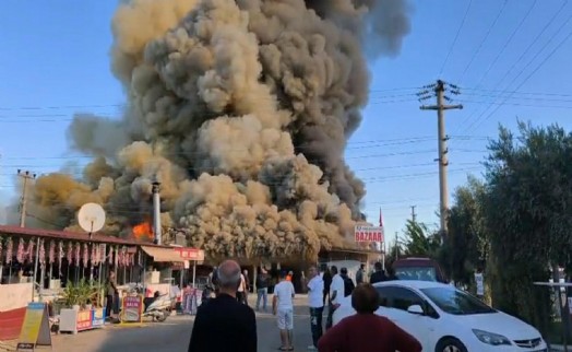 Kuşadası’nda korkutan yangın: Pazarda çok sayıda iş yeri zarar gördü