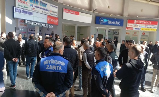 Manisa'da 'tahliye' gerginliği: Firma sahipleri otogarın girişini otobüslerle kapattı!