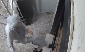 Matkapla komşusunun kapısına zarar veren kadın, yeni kapıyı da tekmeledi