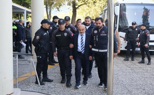 Milas Belediyesi'ne operasyonda Başkan Topuz ve oğlu da dahil 20 şüpheli adliyede