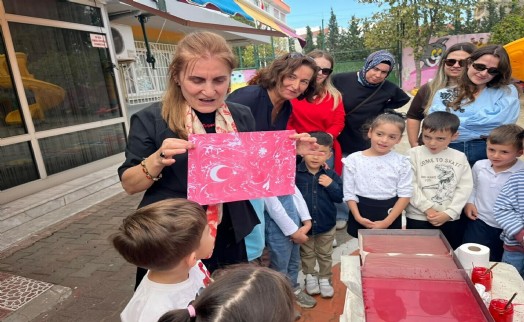 Minik eller ebru sanatıyla Türk bayrağı işledi