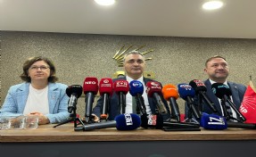 Müslim Sarı’dan çifte çıkış: 'Tugay neden aday yapıldı?', 'Soyer tahliye edilmeli'