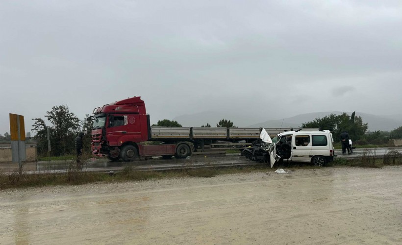 Ödemiş-İzmir yolunda hatalı sollama faciası: 1 ölü, 1 ağır yaralı