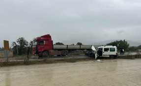 Ödemiş-İzmir yolunda hatalı sollama faciası: 1 ölü, 1 ağır yaralı