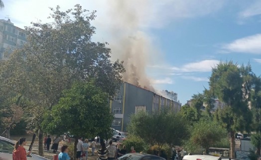 Okulun çatısında çıkan yangın kontrol altına alındı