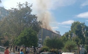 Okulun çatısında çıkan yangın kontrol altına alındı