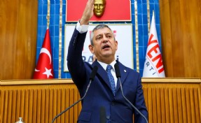 Özel'den Erdoğan'a 'görevden alma' tepkisi: 'Dün öğlene kadar neredeydin küçük enişte?'