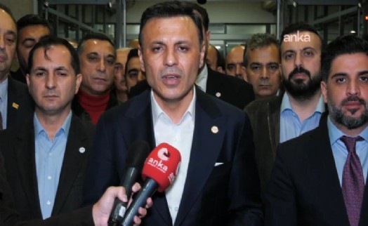 Özgür Çelik Eyüpsultan Belediyesi'nin önünden seslendi: Fon vurgunu yapanlar sokakta dolaşırken...