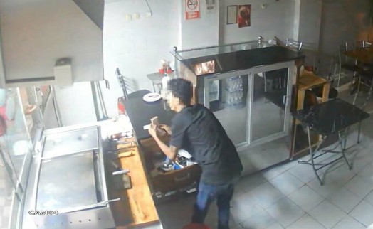 Restoranın kasasından 10 bin lira çaldılar: Hırsızlık anı kamerada