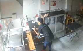 Restoranın kasasından 10 bin lira çaldılar: Hırsızlık anı kamerada