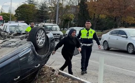 Takla atan otomobilden kendi imkanlarıyla çıktı, annesi gözyaşlarına boğuldu