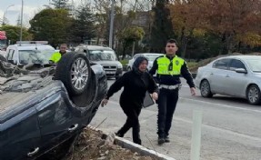 Takla atan otomobilden kendi imkanlarıyla çıktı, annesi gözyaşlarına boğuldu
