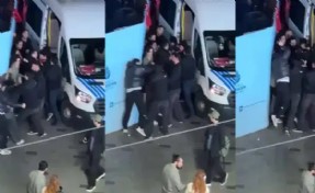 Taksim’de Soma protestosu: Gençler polis müdahalesiyle gözaltına alındı