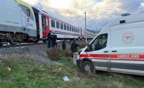 Trenin çarptığı ağır yaralı yaya hastanede hayatını kaybetti