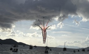 Türk Yıldızları'ndan Fethiye'de gösteri uçuşu