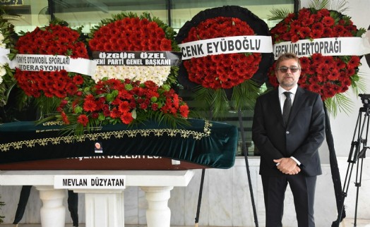 Ünlü oyuncu Engin Altan Düzyatan babasını İzmir'den son yolcuğuna uğurladı