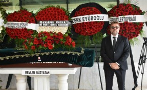 Ünlü oyuncu Engin Altan Düzyatan babasını İzmir'den son yolcuğuna uğurladı