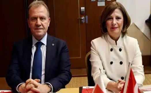 Vahap Seçer’den Ayşe Ünlüce’ye tebrik