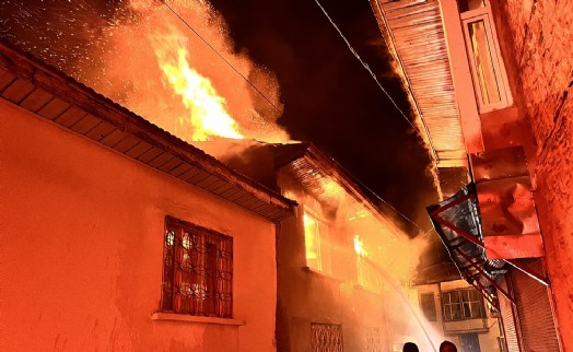 Yanan evini izlerken fenalaşıp, hastanede hayatını kaybetti