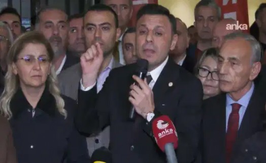 Yurttaşlar Bakırköy Belediyesi önünde! Özgür Çelik: 'Türkiye’nin gerçek gündemlerinin üzerine örtmek istiyorlar'