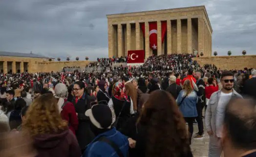 Yurttaşlar Cumhuriyet'in 103. yılında Anıtkabir'e akın etti: 'Keşke karşımda olabilseydi...'